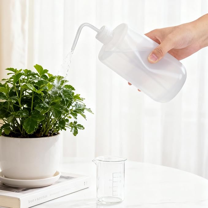 Wash Bottles 250ml/500ml/1000ml Plastic Squeeze Bottle with Scale Labels Watering Tools for Indoor Plants Cleaning Washing, White, Polyethylene Material (1000ml)