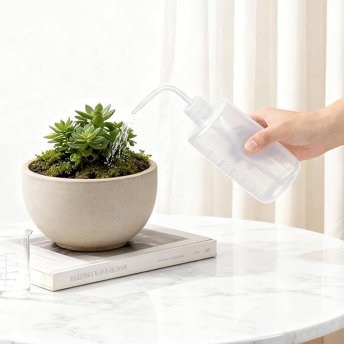 Wash Bottles 250ml/500ml/1000ml Plastic Squeeze Bottle with Scale Labels Watering Tools for Indoor Plants Cleaning Washing, White, Polyethylene Material (500ml)