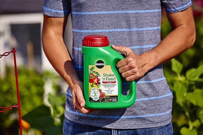 Miracle-Gro Shake 'n Feed Tomato, Fruit and Vegetable Plant Food, for Outdoor In-Ground and Potted Plants, Feeds up to 3 Months, 4.5 lbs. (Pack of 6)