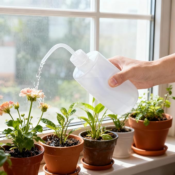 Wash Bottles 250ml/500ml/1000ml Plastic Squeeze Bottle with Scale Labels Watering Tools for Indoor Plants Cleaning Washing, White, Polyethylene Material (500ml)