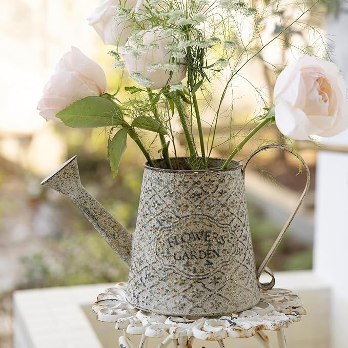 Vintage Metal Watering Can with Handle Rustic Farmhouse Watering Can Flower Pot Distressed Decorative Planter Retro Gardening Flower Bucket for Home Indoor Outdoor Garden Balcony Courtyard