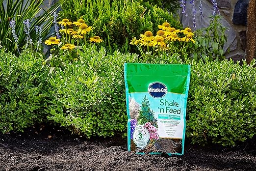 Miracle-Gro Shake 'N Feed Flowering Trees and Shrubs Plant Food, For In-Ground and Container Plants, Acid-Loving Flowering Plants, 8 lbs.
